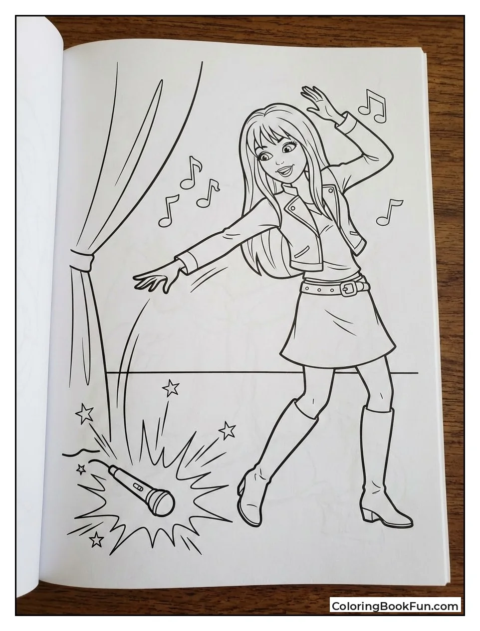 Hannah Drops Sparkly Mic